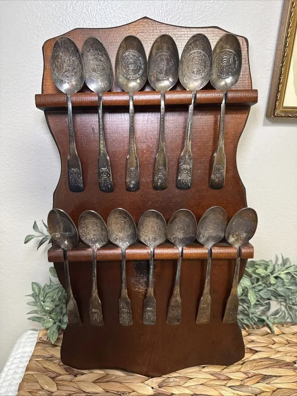 13 Bicentennial Original Colonies Silverplate Collector Spoons w Wood Rack Vtg
